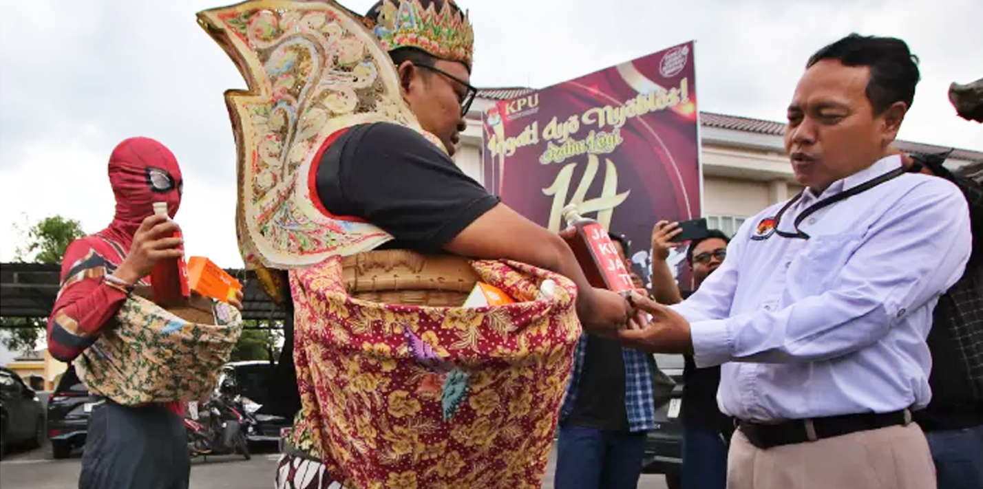 Pemuda Sanggar Bhineka Sukoharjo Bawa Jamu ke KPU Sukoharjo Dengan Kostum Unik